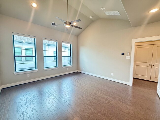 Building Photo - 1220 W 25th St