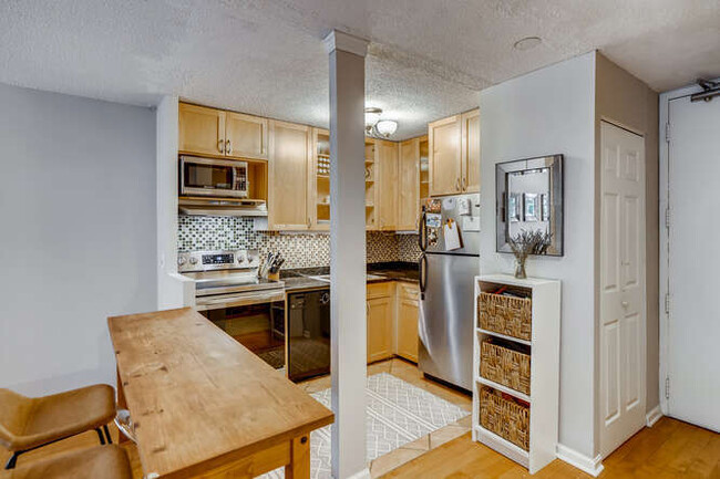 Building Photo - 2728 N Hampden Ct
