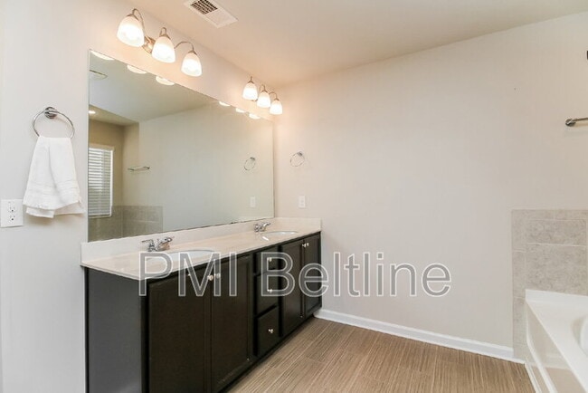 Building Photo - 1220 Hawthorne Tr