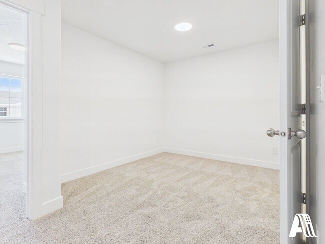 Building Photo - 447 E 650 N