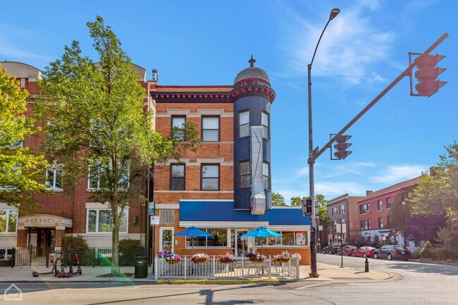 Building Photo - 3811 N Southport Ave