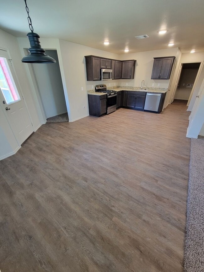 Building Photo - Bryan -3 bedroom / 2 bath / 2 car garage / Large fenced in back yard.