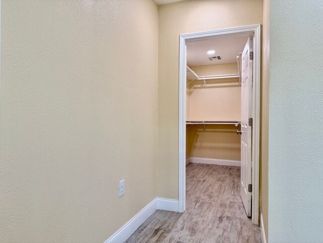 Building Photo - House For Rent