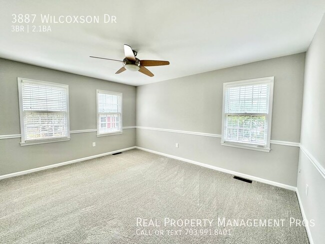 Building Photo - Gorgeous End Unit in Fairfax City!