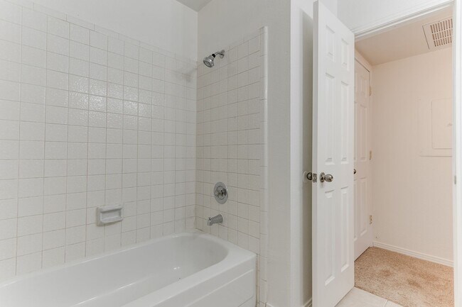 Building Photo - 1607 Justin Ct