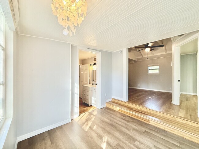 Building Photo - 713 Smith St