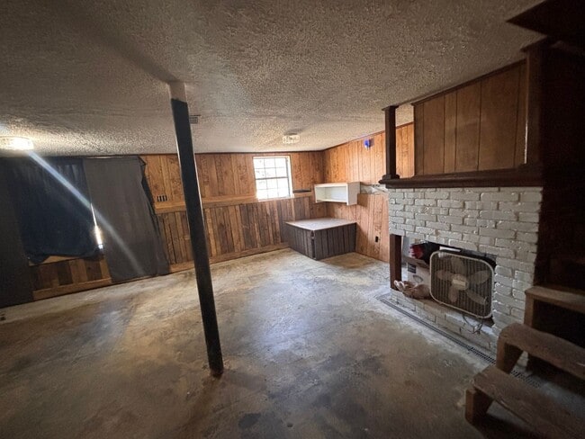 Building Photo - 3 Bedrooms- 1 Bathroom- House in Coosa!