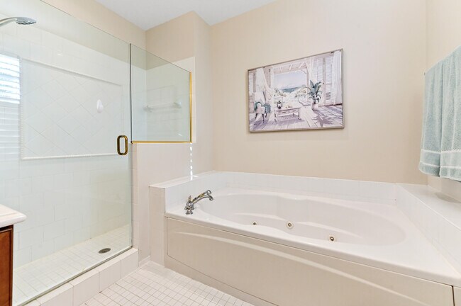 Building Photo - 642 NW 38th Cir