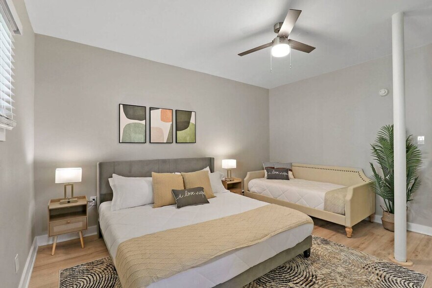 Building Photo - 5015 Main St