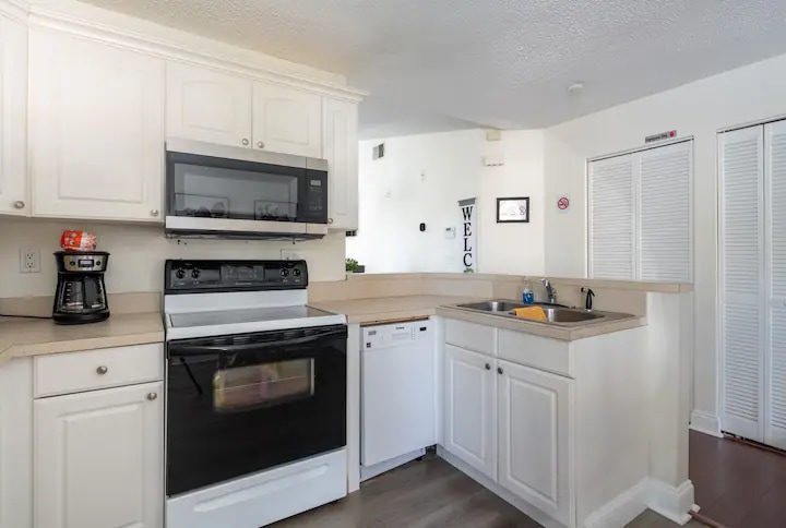 Building Photo - 8824 Coral Palms Ct