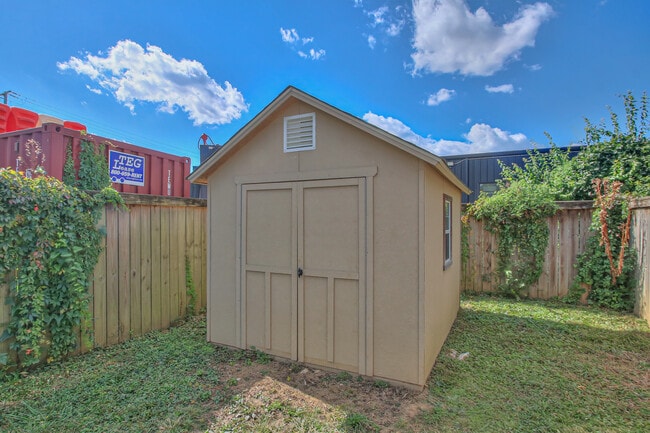 Building Photo - 1319B Pillow St