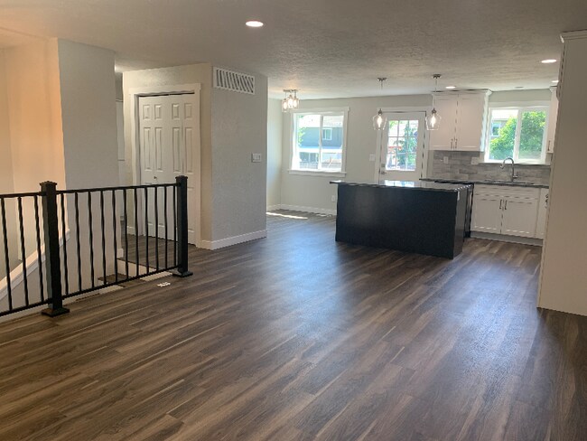 Building Photo - 4590 Jennifer St