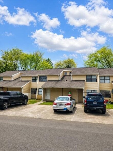 Building Photo - 661 Village Green Dr