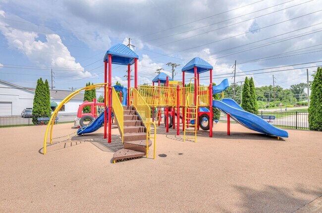 Building Photo - 203 W Cedar St