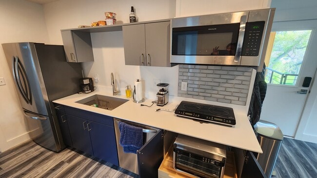 Building Photo - 404 N Rouse Ave