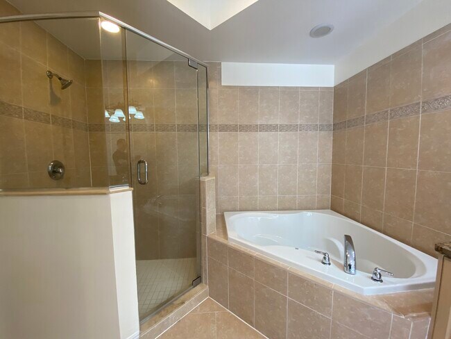 Building Photo - 12101 Santaluz Dr