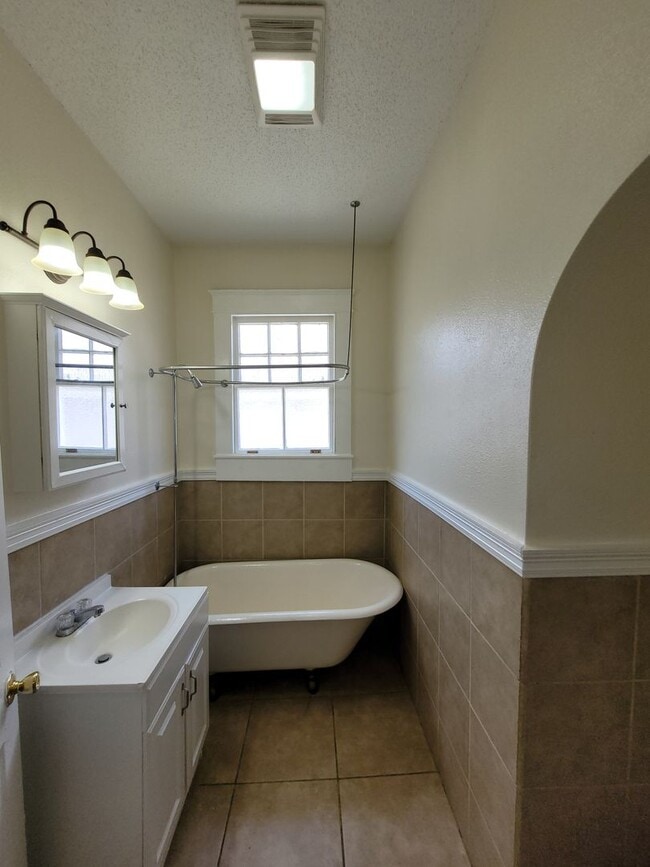 Building Photo - 4702 Euphrosine St