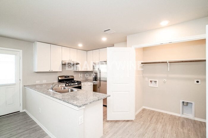 Building Photo - 7014 Winding Shelf