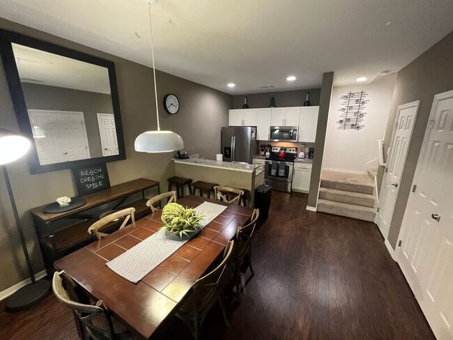 Building Photo - 8932 Shine Dr