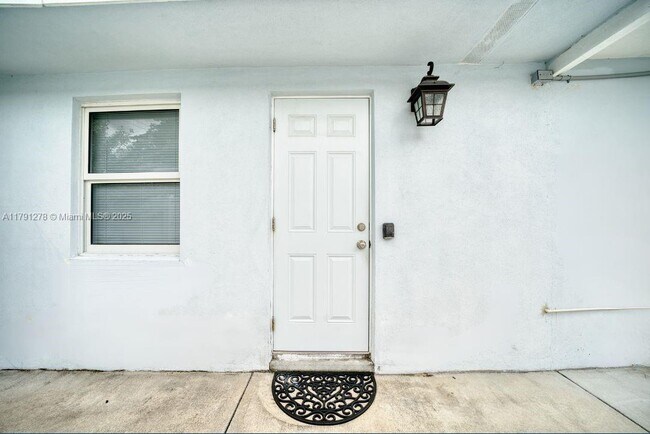 Building Photo - 1041 NE 9th Ave
