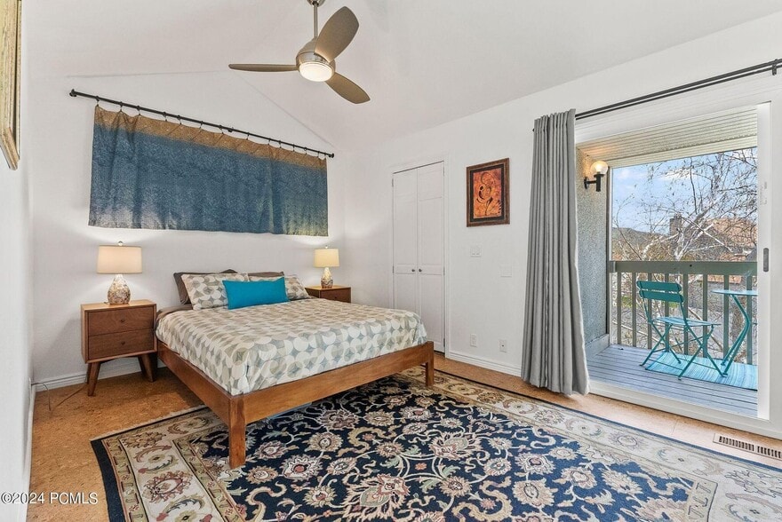 Cali King bed, walk in closet, deck - 36 Racquet Club Dr