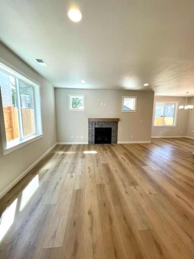 Building Photo - Stunning newer home in NE Bend neighborhood!