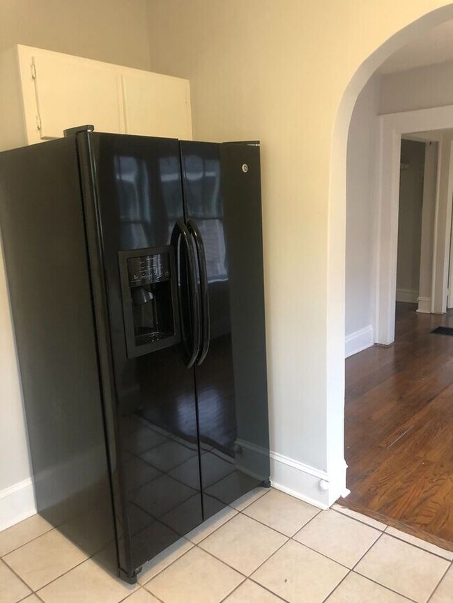 Building Photo - One bedroom one bath right on Adair Park a...