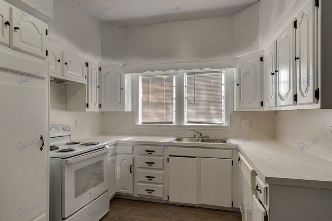 Building Photo - 1209 Gladiolus St