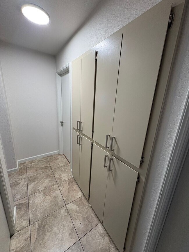 Building Photo - 4 Bed 2 Bath Single Family Home in Hanford!