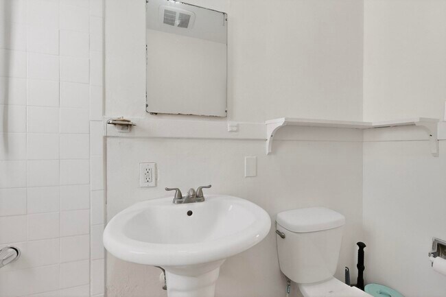 Building Photo - 116 Columbia Dr SE