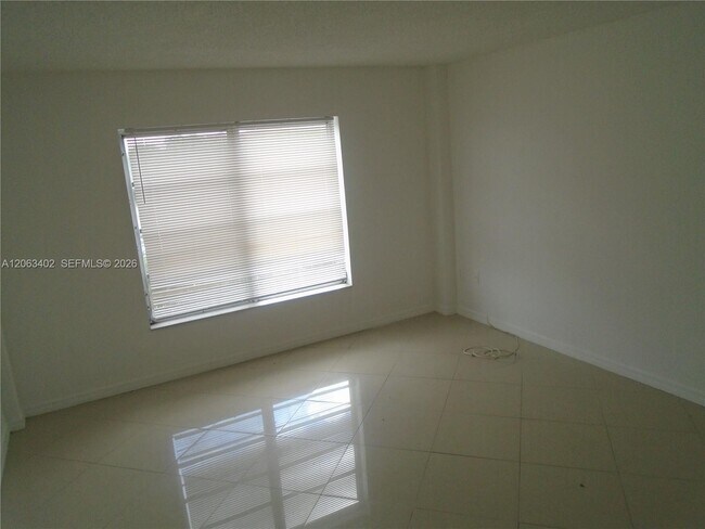 Building Photo - 4174 Inverrary Dr