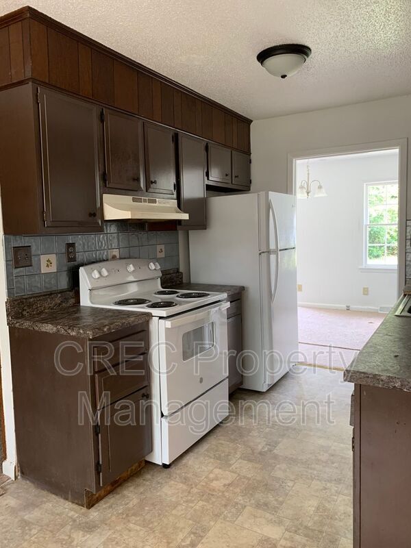 Building Photo - 205 Pinewood Dr