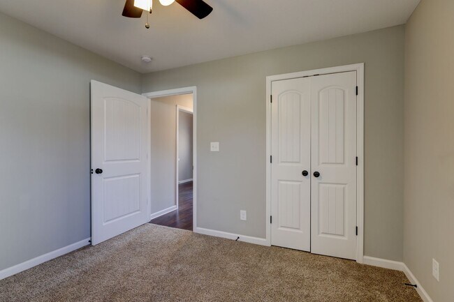 Building Photo - 1008 Meadowview Ln
