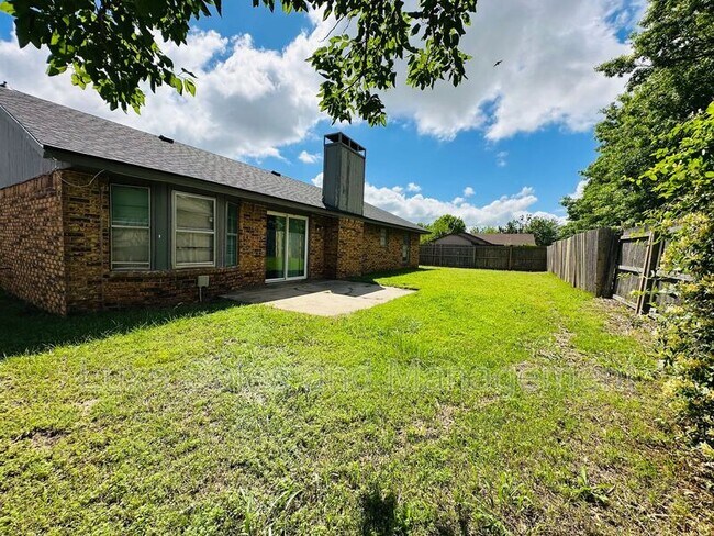 Building Photo - 11701 N Lee Ave