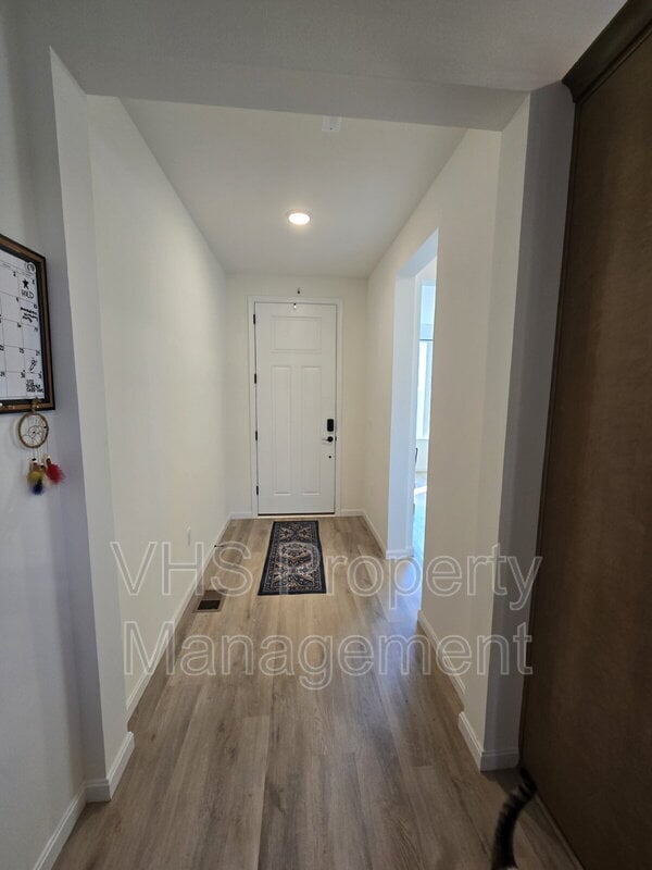 Building Photo - 609 Clover Ln