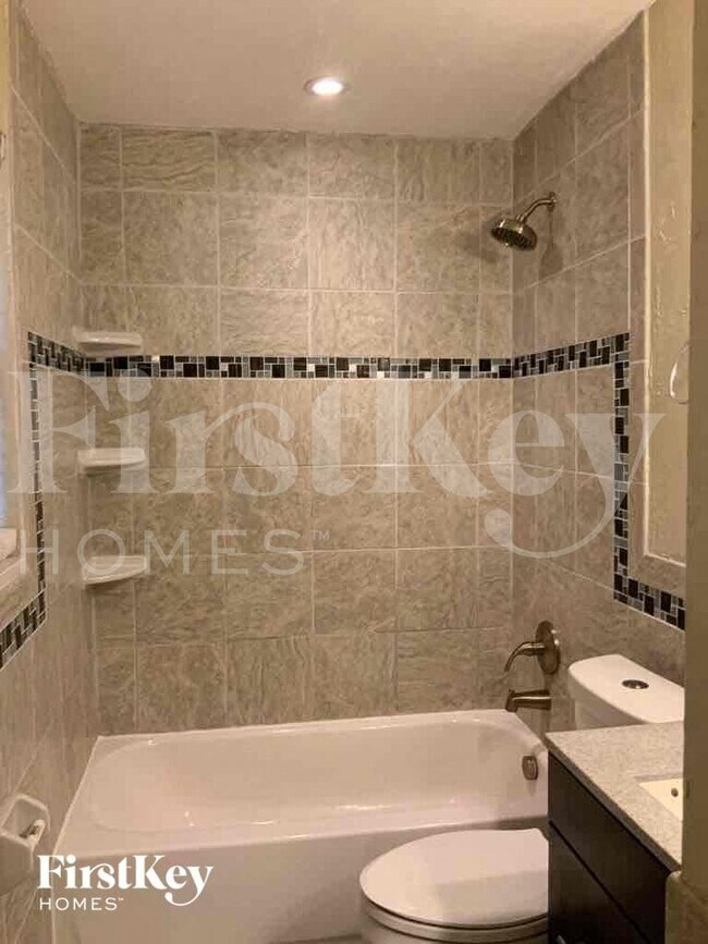 Building Photo - 1302 Crest Dr