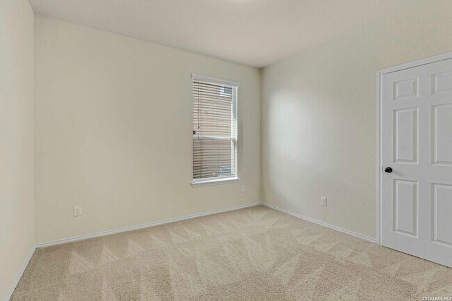 Building Photo - 322 Walnut Crest