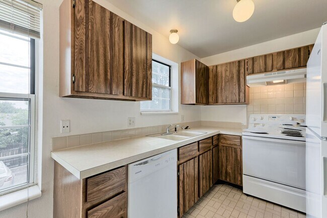 Building Photo - 3200 Azalea Dr