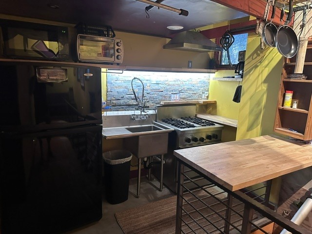 Kitchenette - 870 W 19th St