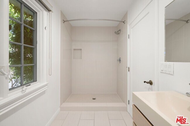 Building Photo - 501 Cascada Way
