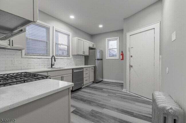 Building Photo - 89 Sheridan St