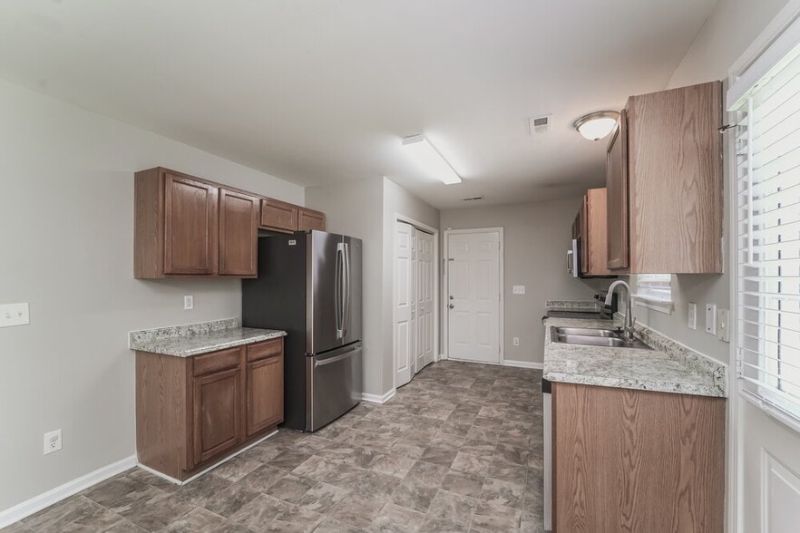 Building Photo - 8819 Twisted Pine Dr