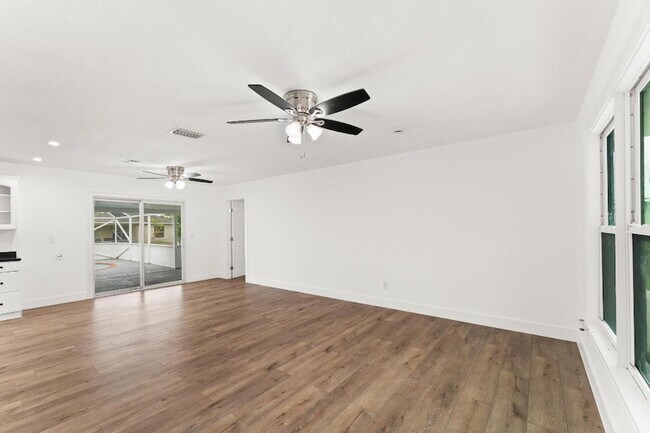 Building Photo - 1575 SW Fresno Rd