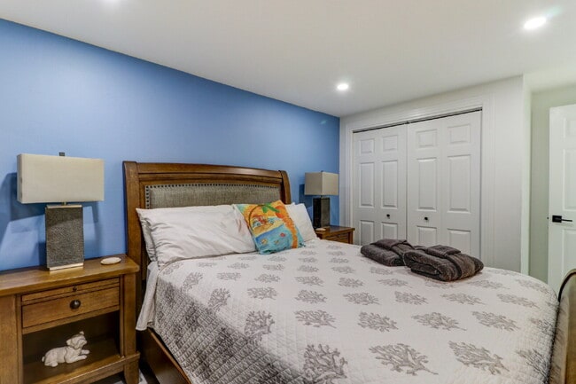 Building Photo - Fully Furnished 4-Bedroom Pool Home with Golf Course Views in Northdale