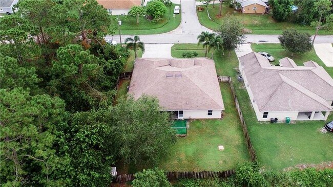 Building Photo - 920 SW Capri St