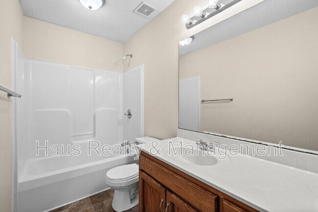 Building Photo - 932 Granny White Rd
