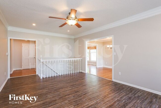 Building Photo - 3709 NE Chapel Dr