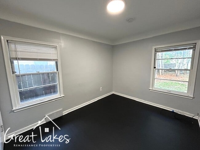 Building Photo - Cozy 2 Bedroom 1 Bathroom now available fo...