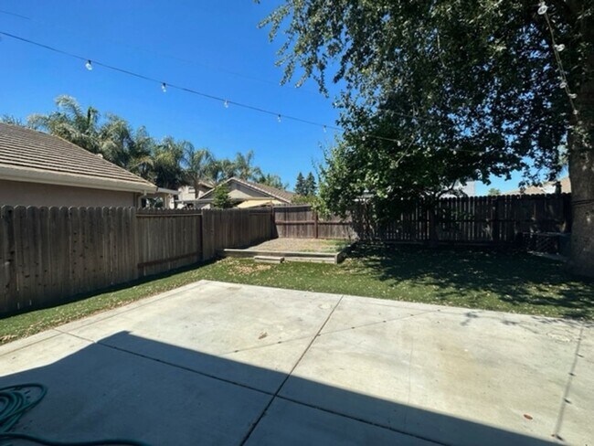 Building Photo - MOVE IN SPECIAL! 4 bed/3 bath with SOLAR