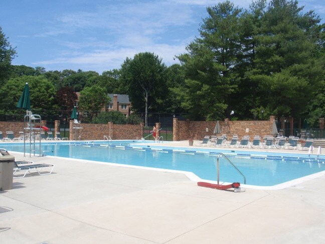 Building Photo - Large 2BR/1BA condo in gated community. Walking distance to Metro.